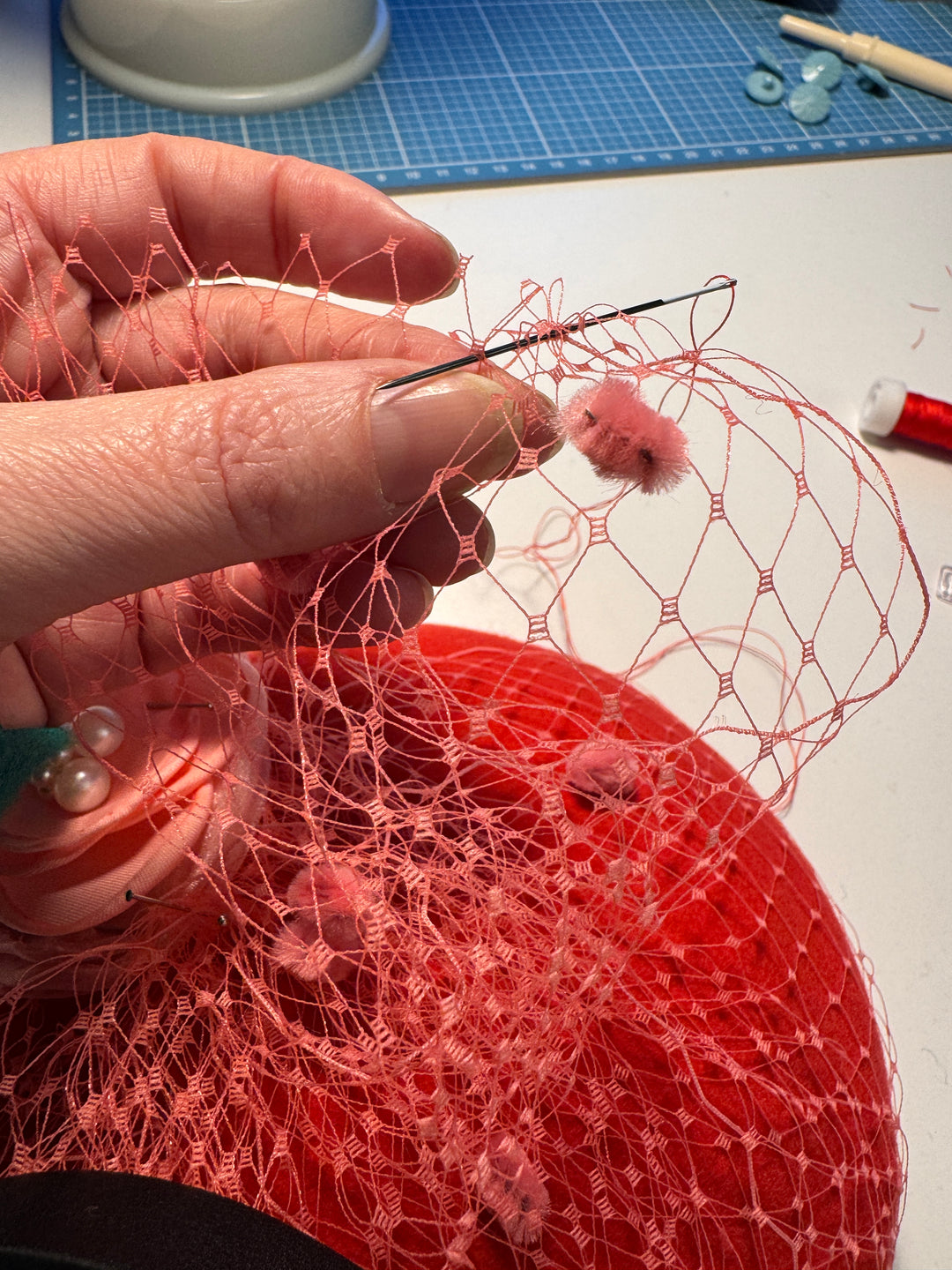 Fascinator Lady in red behütet hutwelt