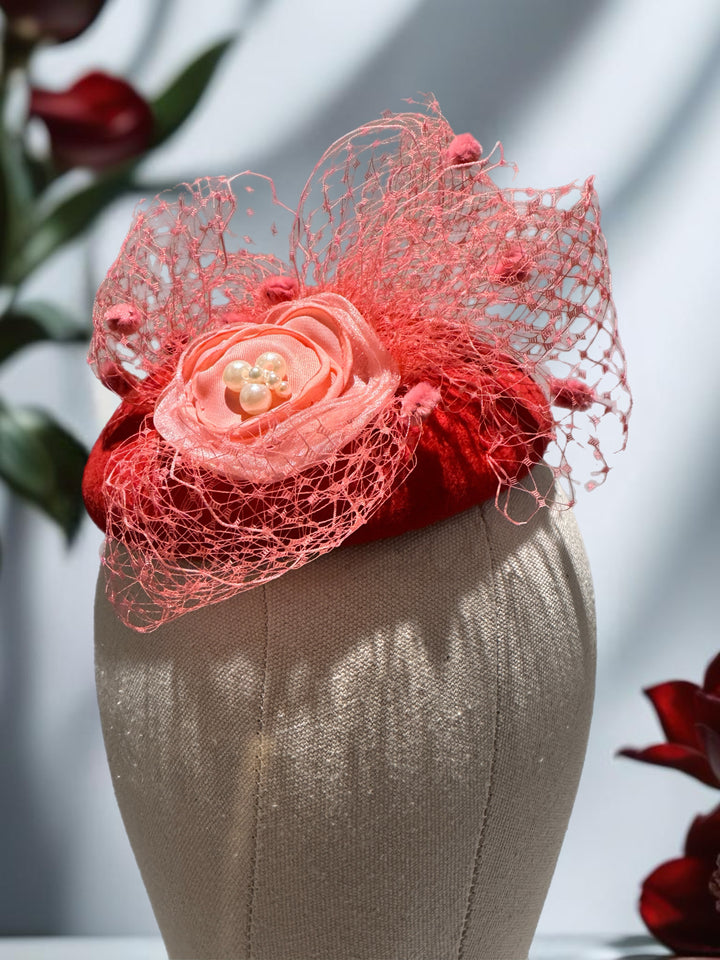 Fascinator Lady in red behütet hutwelt