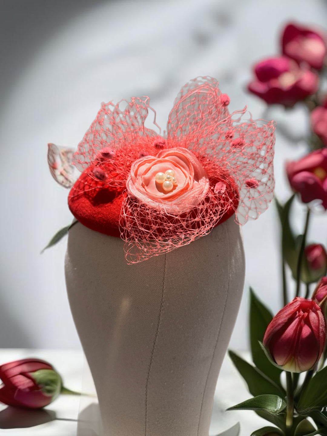 Fascinator Lady in red behütet hutwelt