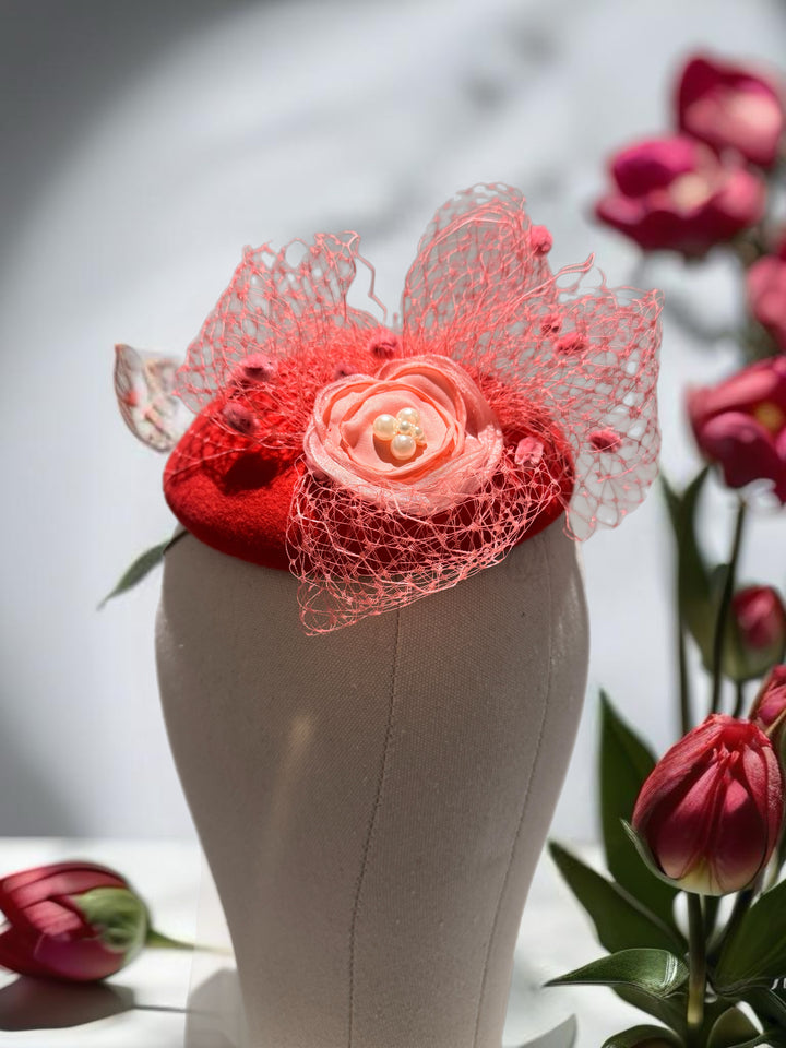 Fascinator Lady in red behütet hutwelt